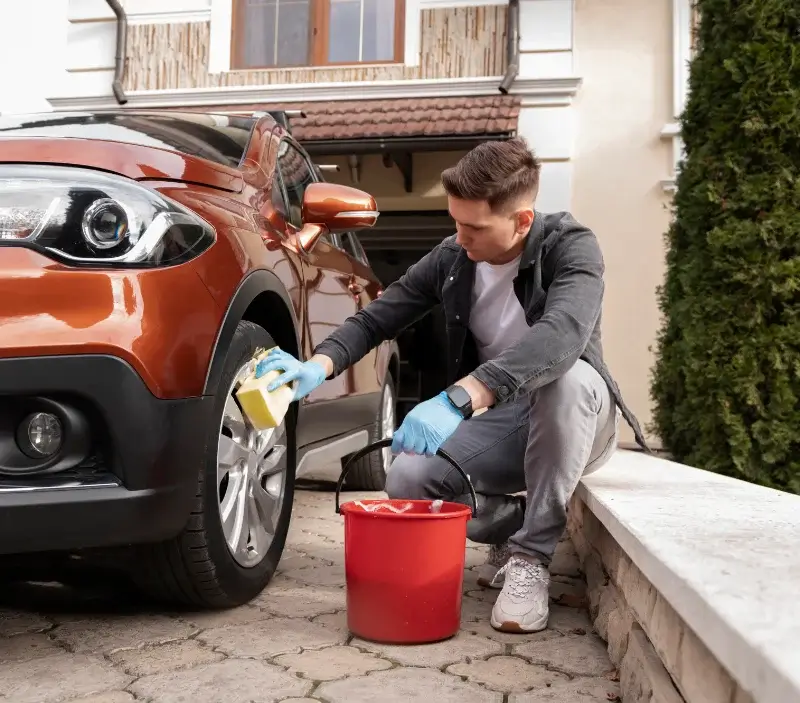 Lavage auto à domicile Saint-Aubin-lès-Elbeuf : professionnel intervenant sur un véhicule